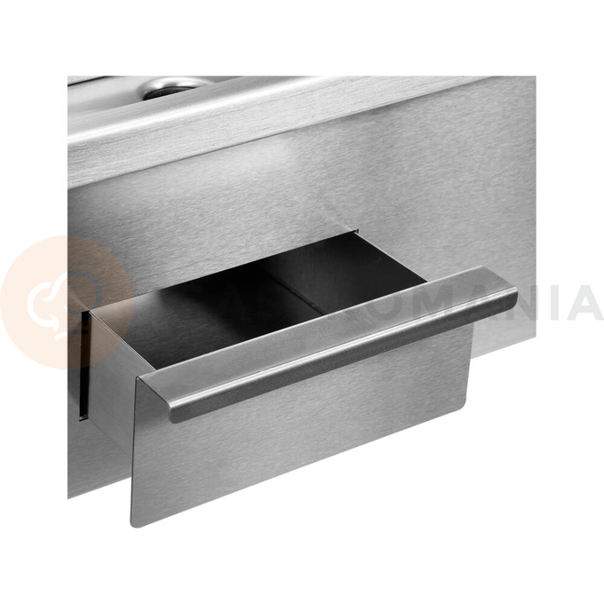 Płyta grillowa o mocy 3,0kW marki YATO YG-04586.
Stalowa pływa grillowa o wymiarach 555x350mm i grubości 9mm posiada 2/3 płaskiej powierzchni oraz 1/3 ryflowanej. Doskonale przewodzi ciepło. Dzięki temu idealnie nadaje się do smażenia jajek, kiełbasek, bekonu, mięs, opiekania tostów, tortili czy warzyw.
Grzałka o mocy 3,0kW posiada sterowanie za pomocą potencjometru z regulacją temperatury pracy w zakresie 50~300ºC, który umieszczony jest na panelu frontowym. Natomiast z tyłu urządzenia umieszczony jest bryzgoszczelny wyłącznik, który umożliwia wyłączenie grilla, bez konieczności odłączania przewodu zasilającego z sieci. Urządzenie zasilane jest prądem 230V~50Hz. Wbudowany bezpiecznik zapobiega przed przegrzaniem się grilla.
Grill o wymiarach 555x430x230mm waży 18,5kg, klasa ochrony IPX3. Jego obudowa wykonana jest z wysokiej jakości stali nierdzewnej. Dzięki temu grill jest szybki w czyszczeniu i utrzymaniu w czystości. Dodatkowo z przodu płyty grzejnej jest rynienka na tłuszcz i wszelkiego rodzaju odpadki po grillowaniu. Natomiast specjalny otwór spadowy umożliwia zgarnięcie zabrudzeń do dolnej szufladki, którą można łatwo wyciągnąć do mycia.
Dodatkowo boczne oraz tylna ścianka posiadają rant ochronny o wysokości 75mm, który zabezpiecza przygotwywane potrawy przed wypadnięciem oraz chroni przed pryskaniem tłuszczu. Pod spodem urządzenia są cztery nóżki anty-poślizgowe, zapewniające stabilną pozycję na blacie.
 | YG-04586, Płyta grillowa 2/3 gładka 55 cm