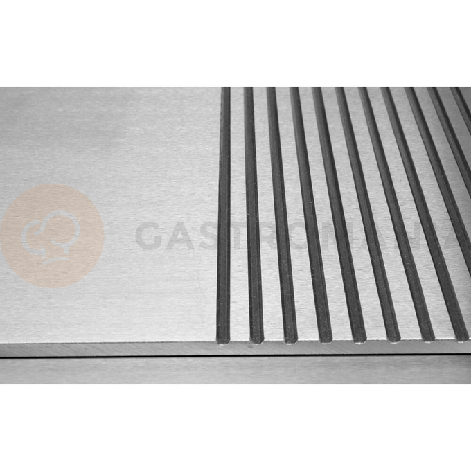 Płyta grillowa o mocy 3,0kW marki YATO YG-04586.
Stalowa pływa grillowa o wymiarach 555x350mm i grubości 9mm posiada 2/3 płaskiej powierzchni oraz 1/3 ryflowanej. Doskonale przewodzi ciepło. Dzięki temu idealnie nadaje się do smażenia jajek, kiełbasek, bekonu, mięs, opiekania tostów, tortili czy warzyw.
Grzałka o mocy 3,0kW posiada sterowanie za pomocą potencjometru z regulacją temperatury pracy w zakresie 50~300ºC, który umieszczony jest na panelu frontowym. Natomiast z tyłu urządzenia umieszczony jest bryzgoszczelny wyłącznik, który umożliwia wyłączenie grilla, bez konieczności odłączania przewodu zasilającego z sieci. Urządzenie zasilane jest prądem 230V~50Hz. Wbudowany bezpiecznik zapobiega przed przegrzaniem się grilla.
Grill o wymiarach 555x430x230mm waży 18,5kg, klasa ochrony IPX3. Jego obudowa wykonana jest z wysokiej jakości stali nierdzewnej. Dzięki temu grill jest szybki w czyszczeniu i utrzymaniu w czystości. Dodatkowo z przodu płyty grzejnej jest rynienka na tłuszcz i wszelkiego rodzaju odpadki po grillowaniu. Natomiast specjalny otwór spadowy umożliwia zgarnięcie zabrudzeń do dolnej szufladki, którą można łatwo wyciągnąć do mycia.
Dodatkowo boczne oraz tylna ścianka posiadają rant ochronny o wysokości 75mm, który zabezpiecza przygotwywane potrawy przed wypadnięciem oraz chroni przed pryskaniem tłuszczu. Pod spodem urządzenia są cztery nóżki anty-poślizgowe, zapewniające stabilną pozycję na blacie.
 | YG-04586, Płyta grillowa 2/3 gładka 55 cm