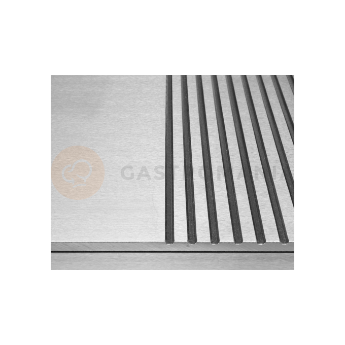 Płyta grillowa o mocy 3,0kW marki YATO YG-04586.
Stalowa pływa grillowa o wymiarach 555x350mm i grubości 9mm posiada 2/3 płaskiej powierzchni oraz 1/3 ryflowanej. Doskonale przewodzi ciepło. Dzięki temu idealnie nadaje się do smażenia jajek, kiełbasek, bekonu, mięs, opiekania tostów, tortili czy warzyw.
Grzałka o mocy 3,0kW posiada sterowanie za pomocą potencjometru z regulacją temperatury pracy w zakresie 50~300ºC, który umieszczony jest na panelu frontowym. Natomiast z tyłu urządzenia umieszczony jest bryzgoszczelny wyłącznik, który umożliwia wyłączenie grilla, bez konieczności odłączania przewodu zasilającego z sieci. Urządzenie zasilane jest prądem 230V~50Hz. Wbudowany bezpiecznik zapobiega przed przegrzaniem się grilla.
Grill o wymiarach 555x430x230mm waży 18,5kg, klasa ochrony IPX3. Jego obudowa wykonana jest z wysokiej jakości stali nierdzewnej. Dzięki temu grill jest szybki w czyszczeniu i utrzymaniu w czystości. Dodatkowo z przodu płyty grzejnej jest rynienka na tłuszcz i wszelkiego rodzaju odpadki po grillowaniu. Natomiast specjalny otwór spadowy umożliwia zgarnięcie zabrudzeń do dolnej szufladki, którą można łatwo wyciągnąć do mycia.
Dodatkowo boczne oraz tylna ścianka posiadają rant ochronny o wysokości 75mm, który zabezpiecza przygotwywane potrawy przed wypadnięciem oraz chroni przed pryskaniem tłuszczu. Pod spodem urządzenia są cztery nóżki anty-poślizgowe, zapewniające stabilną pozycję na blacie.
 | YG-04586, Płyta grillowa 2/3 gładka 55 cm