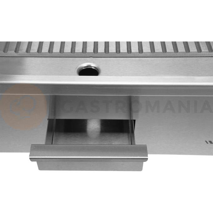 Płyta grillowa o mocy 3,0kW marki YATO YG-04587.
Ryflowana stalowa pływa grillowa o wymiarach 555x350mm i grubości 9mm doskonale przewodzi ciepło. Dzięki temu idealnie nadaje się do smażenia jajek, kiełbasek, bekonu, mięs, opiekania tostów, tortili czy warzyw.
Grzałka o mocy 3,0kW posiada sterowanie za pomocą potencjometru z regulacją temperatury pracy w zakresie 50~300ºC, który umieszczony jest na panelu frontowym. Natomiast z tyłu urządzenia umieszczony jest bryzgoszczelny wyłącznik, który umożliwia wyłączenie grilla, bez konieczności odłączania przewodu zasilającego z sieci. Urządzenie zasilane jest prądem 230V~50Hz. Wbudowany bezpiecznik zapobiega przed przegrzaniem się grilla.
Grill o wymiarach 555x430x230mm waży 18,5kg, klasa ochrony IPX3. Jego obudowa wykonana jest z wysokiej jakości stali nierdzewnej. Dzięki temu grill jest szybki w czyszczeniu i utrzymaniu w czystości. Dodatkowo z przodu płyty grzejnej jest rynienka na tłuszcz i wszelkiego rodzaju odpadki po grillowaniu. Natomiast specjalny otwór spadowy umożliwia zgarnięcie zabrudzeń do dolnej szufladki, którą można łatwo wyciągnąć do mycia.
Dodatkowo boczne oraz tylna ścianka posiadają rant ochronny o wysokości 75mm, który zabezpiecza przygotwywane potrawy przed wypadnięciem oraz chroni przed pryskaniem tłuszczu. Pod spodem urządzenia są cztery nóżki anty-poślizgowe, zapewniające stabilną pozycję na blacie.
 | YG-04587, Elektryczna płyta grillowa ryflowana 55 cm