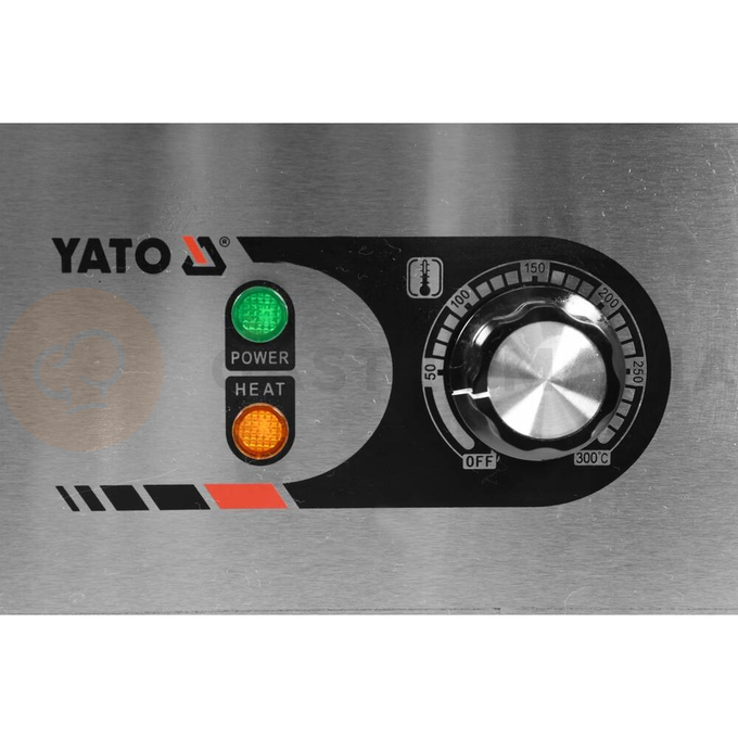 Płyta grillowa o mocy 3,0kW marki YATO YG-04587.
Ryflowana stalowa pływa grillowa o wymiarach 555x350mm i grubości 9mm doskonale przewodzi ciepło. Dzięki temu idealnie nadaje się do smażenia jajek, kiełbasek, bekonu, mięs, opiekania tostów, tortili czy warzyw.
Grzałka o mocy 3,0kW posiada sterowanie za pomocą potencjometru z regulacją temperatury pracy w zakresie 50~300ºC, który umieszczony jest na panelu frontowym. Natomiast z tyłu urządzenia umieszczony jest bryzgoszczelny wyłącznik, który umożliwia wyłączenie grilla, bez konieczności odłączania przewodu zasilającego z sieci. Urządzenie zasilane jest prądem 230V~50Hz. Wbudowany bezpiecznik zapobiega przed przegrzaniem się grilla.
Grill o wymiarach 555x430x230mm waży 18,5kg, klasa ochrony IPX3. Jego obudowa wykonana jest z wysokiej jakości stali nierdzewnej. Dzięki temu grill jest szybki w czyszczeniu i utrzymaniu w czystości. Dodatkowo z przodu płyty grzejnej jest rynienka na tłuszcz i wszelkiego rodzaju odpadki po grillowaniu. Natomiast specjalny otwór spadowy umożliwia zgarnięcie zabrudzeń do dolnej szufladki, którą można łatwo wyciągnąć do mycia.
Dodatkowo boczne oraz tylna ścianka posiadają rant ochronny o wysokości 75mm, który zabezpiecza przygotwywane potrawy przed wypadnięciem oraz chroni przed pryskaniem tłuszczu. Pod spodem urządzenia są cztery nóżki anty-poślizgowe, zapewniające stabilną pozycję na blacie.
 | YG-04587, Elektryczna płyta grillowa ryflowana 55 cm
