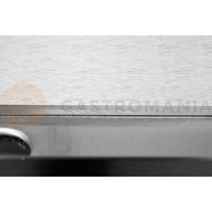 Płyta grillowa o mocy 3,0kW marki YATO YG-04587.
Ryflowana stalowa pływa grillowa o wymiarach 555x350mm i grubości 9mm doskonale przewodzi ciepło. Dzięki temu idealnie nadaje się do smażenia jajek, kiełbasek, bekonu, mięs, opiekania tostów, tortili czy warzyw.
Grzałka o mocy 3,0kW posiada sterowanie za pomocą potencjometru z regulacją temperatury pracy w zakresie 50~300ºC, który umieszczony jest na panelu frontowym. Natomiast z tyłu urządzenia umieszczony jest bryzgoszczelny wyłącznik, który umożliwia wyłączenie grilla, bez konieczności odłączania przewodu zasilającego z sieci. Urządzenie zasilane jest prądem 230V~50Hz. Wbudowany bezpiecznik zapobiega przed przegrzaniem się grilla.
Grill o wymiarach 555x430x230mm waży 18,5kg, klasa ochrony IPX3. Jego obudowa wykonana jest z wysokiej jakości stali nierdzewnej. Dzięki temu grill jest szybki w czyszczeniu i utrzymaniu w czystości. Dodatkowo z przodu płyty grzejnej jest rynienka na tłuszcz i wszelkiego rodzaju odpadki po grillowaniu. Natomiast specjalny otwór spadowy umożliwia zgarnięcie zabrudzeń do dolnej szufladki, którą można łatwo wyciągnąć do mycia.
Dodatkowo boczne oraz tylna ścianka posiadają rant ochronny o wysokości 75mm, który zabezpiecza przygotwywane potrawy przed wypadnięciem oraz chroni przed pryskaniem tłuszczu. Pod spodem urządzenia są cztery nóżki anty-poślizgowe, zapewniające stabilną pozycję na blacie.
 | YG-04587, Elektryczna płyta grillowa ryflowana 55 cm