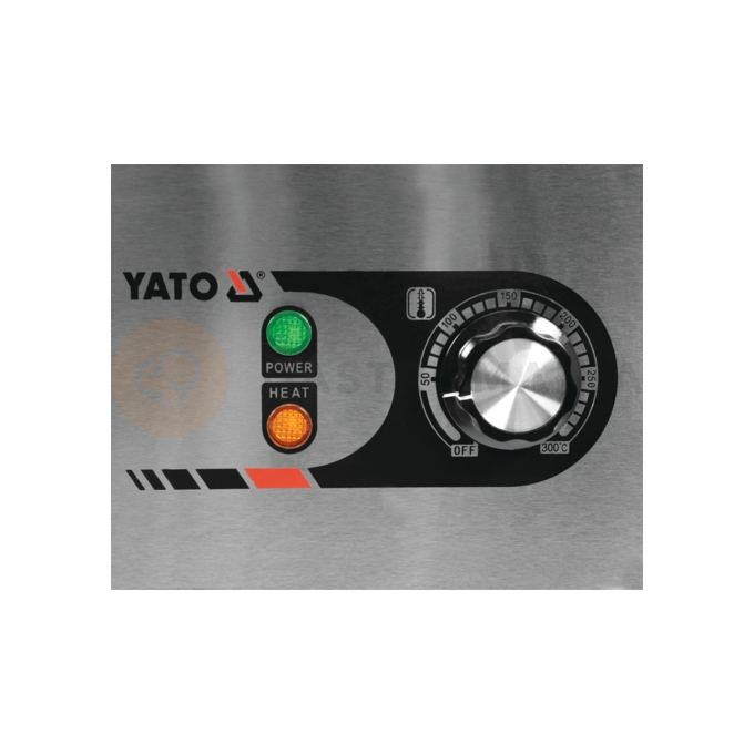Płyta grillowa o mocy 3,0kW marki YATO YG-04587.
Ryflowana stalowa pływa grillowa o wymiarach 555x350mm i grubości 9mm doskonale przewodzi ciepło. Dzięki temu idealnie nadaje się do smażenia jajek, kiełbasek, bekonu, mięs, opiekania tostów, tortili czy warzyw.
Grzałka o mocy 3,0kW posiada sterowanie za pomocą potencjometru z regulacją temperatury pracy w zakresie 50~300ºC, który umieszczony jest na panelu frontowym. Natomiast z tyłu urządzenia umieszczony jest bryzgoszczelny wyłącznik, który umożliwia wyłączenie grilla, bez konieczności odłączania przewodu zasilającego z sieci. Urządzenie zasilane jest prądem 230V~50Hz. Wbudowany bezpiecznik zapobiega przed przegrzaniem się grilla.
Grill o wymiarach 555x430x230mm waży 18,5kg, klasa ochrony IPX3. Jego obudowa wykonana jest z wysokiej jakości stali nierdzewnej. Dzięki temu grill jest szybki w czyszczeniu i utrzymaniu w czystości. Dodatkowo z przodu płyty grzejnej jest rynienka na tłuszcz i wszelkiego rodzaju odpadki po grillowaniu. Natomiast specjalny otwór spadowy umożliwia zgarnięcie zabrudzeń do dolnej szufladki, którą można łatwo wyciągnąć do mycia.
Dodatkowo boczne oraz tylna ścianka posiadają rant ochronny o wysokości 75mm, który zabezpiecza przygotwywane potrawy przed wypadnięciem oraz chroni przed pryskaniem tłuszczu. Pod spodem urządzenia są cztery nóżki anty-poślizgowe, zapewniające stabilną pozycję na blacie.
 | YG-04587, Elektryczna płyta grillowa ryflowana 55 cm