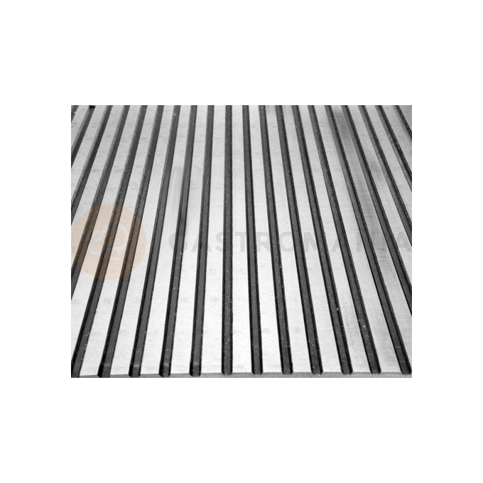 Płyta grillowa o mocy 3,0kW marki YATO YG-04587.
Ryflowana stalowa pływa grillowa o wymiarach 555x350mm i grubości 9mm doskonale przewodzi ciepło. Dzięki temu idealnie nadaje się do smażenia jajek, kiełbasek, bekonu, mięs, opiekania tostów, tortili czy warzyw.
Grzałka o mocy 3,0kW posiada sterowanie za pomocą potencjometru z regulacją temperatury pracy w zakresie 50~300ºC, który umieszczony jest na panelu frontowym. Natomiast z tyłu urządzenia umieszczony jest bryzgoszczelny wyłącznik, który umożliwia wyłączenie grilla, bez konieczności odłączania przewodu zasilającego z sieci. Urządzenie zasilane jest prądem 230V~50Hz. Wbudowany bezpiecznik zapobiega przed przegrzaniem się grilla.
Grill o wymiarach 555x430x230mm waży 18,5kg, klasa ochrony IPX3. Jego obudowa wykonana jest z wysokiej jakości stali nierdzewnej. Dzięki temu grill jest szybki w czyszczeniu i utrzymaniu w czystości. Dodatkowo z przodu płyty grzejnej jest rynienka na tłuszcz i wszelkiego rodzaju odpadki po grillowaniu. Natomiast specjalny otwór spadowy umożliwia zgarnięcie zabrudzeń do dolnej szufladki, którą można łatwo wyciągnąć do mycia.
Dodatkowo boczne oraz tylna ścianka posiadają rant ochronny o wysokości 75mm, który zabezpiecza przygotwywane potrawy przed wypadnięciem oraz chroni przed pryskaniem tłuszczu. Pod spodem urządzenia są cztery nóżki anty-poślizgowe, zapewniające stabilną pozycję na blacie.
 | YG-04587, Elektryczna płyta grillowa ryflowana 55 cm