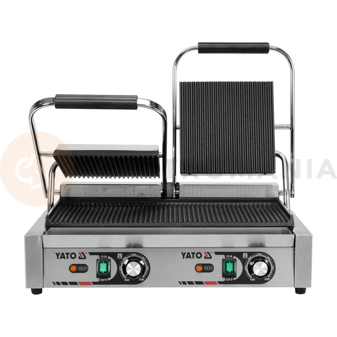 Podwójny grill kontaktowy o mocy 3,6kW marki YATO YG-04560.
Grill YATO jest urządzeniem niezbędnym na każdej kuchni. Przeznaczony jest do szybkiego przygotowywania hamburgerów, mięs, ryb, tortili, tostów, panini czy warzyw.
Urządzenie posiada płyty grillowe ryflowane, wykonane z żeliwa. Dolna płyta ma wymiary 485x230mm. Natomiast na górze są dwie niezależne płyty. Dzięki takiemu rozwiązaniu możliwe jest przygotowywanie jednocześnie dwóch różnych potraw.
Grzałka o mocy 3,6kW sterowana jest za pomocą dwóch potencjometrów umieszczonych na płycie frontowej. Możliwe jest ustawienie temperatury pracy w zakresie 50~300°C na każdym z nich niezależnie. Zainstalowane bryzgoszczelne wyłączniki pozwalają na wyłączenie poszczególnych sekcji grilla, gdy są nieużywane, bez konieczności odłączania kabli zasilających z sieci. Grill zasilany jest prądem o napięciu 230V~50Hz, dwoma kablami zasilającymi.
Obudowa wykonana jest z wysokiej jakości stali nierdzewnej. Dzięki temu grill jest szybki w czyszczeniu i utrzymaniu w czystości. Dodatkowo z przodu zainstalowana jest rynienka na tłuszcz i wszelkiego rodzaju odpadki po grillowaniu. Istnieje możliwość łatwego wyciągnięcia jej i umycia. W skład wyposażenia wchodzi dodatkowo miedziana szczotka druciana, którą można czyścić płytę grillową, bez obaw o zarysowanie jej powierzchni. Urządzenie posiada wygodne, nienagrzewające się plastikowe rękojeści.
Grill YATO ma wymiary 580x360x190mm i waży 24kg, klasa ochrony IPX3.
 | YG-04560, Podwójny grill kontaktowy ryflowany 58 cm 3,6 kW
