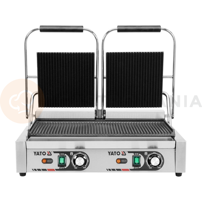Podwójny grill kontaktowy o mocy 3,6kW marki YATO YG-04560.
Grill YATO jest urządzeniem niezbędnym na każdej kuchni. Przeznaczony jest do szybkiego przygotowywania hamburgerów, mięs, ryb, tortili, tostów, panini czy warzyw.
Urządzenie posiada płyty grillowe ryflowane, wykonane z żeliwa. Dolna płyta ma wymiary 485x230mm. Natomiast na górze są dwie niezależne płyty. Dzięki takiemu rozwiązaniu możliwe jest przygotowywanie jednocześnie dwóch różnych potraw.
Grzałka o mocy 3,6kW sterowana jest za pomocą dwóch potencjometrów umieszczonych na płycie frontowej. Możliwe jest ustawienie temperatury pracy w zakresie 50~300°C na każdym z nich niezależnie. Zainstalowane bryzgoszczelne wyłączniki pozwalają na wyłączenie poszczególnych sekcji grilla, gdy są nieużywane, bez konieczności odłączania kabli zasilających z sieci. Grill zasilany jest prądem o napięciu 230V~50Hz, dwoma kablami zasilającymi.
Obudowa wykonana jest z wysokiej jakości stali nierdzewnej. Dzięki temu grill jest szybki w czyszczeniu i utrzymaniu w czystości. Dodatkowo z przodu zainstalowana jest rynienka na tłuszcz i wszelkiego rodzaju odpadki po grillowaniu. Istnieje możliwość łatwego wyciągnięcia jej i umycia. W skład wyposażenia wchodzi dodatkowo miedziana szczotka druciana, którą można czyścić płytę grillową, bez obaw o zarysowanie jej powierzchni. Urządzenie posiada wygodne, nienagrzewające się plastikowe rękojeści.
Grill YATO ma wymiary 580x360x190mm i waży 24kg, klasa ochrony IPX3.
 | YG-04560, Podwójny grill kontaktowy ryflowany 58 cm 3,6 kW