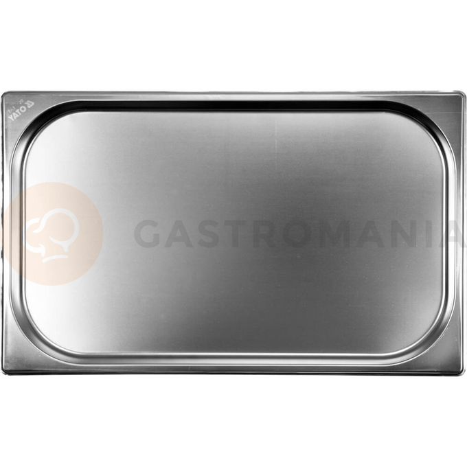 Profesjonalny pojemnik GN marki Yato ze stali nierdzewnej o wymiarach GN 1/1, 20 mm, pojemność 2,5 l.
Pojemniki gastronomiczne Yato Proffesional Kitchen Equipment, przeznaczone są do profesjonalnego wykorzystania w placówkach żywienia zbiorowego.
Wymiary pojemników zgodne są z normą GASTRO NORM PN-EN 631-1:1996, co oznacza, że ich wymiary są dokładnie określone:
• 1/1: 530 x 325 mm
• 1/2: 325 x 265 mm
• 1/3: 325 x 176 mm
• 1/4: 265 x 162 mm
• 1/6: 176 x 162 mm
• 1/9: 176 x 108 mm
• 2/3: 354 x 325 mm

Wyprodukowano je z najwyższej jakości stali nierdzewnej typu 201, o matowej i gładkiej powierzchni, zgodnie ze standaryzacją GASTRO NORM PN-EN 631-1:1996.
Pojemniki GN służą do przechowywania żywności w warunkach chłodniczych i mroźniczych - do -40°C. Idealnie nadają się również do wykorzystania w zakresie wyższych temperatur - do 300°C. Dzięki temu można je używać w technologii pieców konwekcyjno-parowych.
Charakteryzuje je podwyższona odporność na uszkodzenia mechaniczne oraz działanie kwasów organicznych i detergentów. Właśnie dlatego, nadają się do mycia w zmywarkach oraz są odporne na intensywne szorowanie powierzchni.
Szczególną uwagę przyłożono do detali, takich jak zaokrąglone naroża czy gładkie ranty, które zapewniają wysoki poziom bezpieczeństwa oraz higieny użytkowania. Dodatkowe przetłoczenie na obwodzie każdego pojemnika wzmacnia jego konstrukcję, zabezpieczając go przed zagnieceniami powstałymi podczas eksploatacji i umożliwia piętrowe składowanie.
Parametry
• grubość ścianki [mm]: 0,7
• materiał: stainless steel 201
• norma gastronomiczna [GN]: 1/1
• pojemność [l]: 2,5
• wysokość [mm]: 20

 | YG-00250, Pojemnik gastronomiczny ze stali nierdzewnej GN 1/1 20 mm