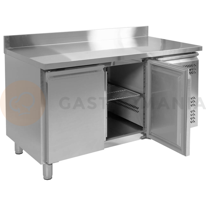 Stół mroźniczy 2-drzwiowy z blatem roboczym z rantem marki YATO YG-05251.
Stół chłodniczy o wymiarach 1360x700x950mm ma pojemność komory 282L. Przeznaczony jest do przechowywania żywności w zakresie temperatur -18~-22°C.
Doskonale nadaje się do wszelkiego typu punków gastronomicznych takich jak restauracje, bary, puby czy pizzerie.
Obudowa zewnętrzna i wewnętrzna wykonana z wysokiej jakości stali nierdzewnej SS201 gwarantuje elegancki wygląd, a jednocześnie jest bardzo łatwa w utrzymaniu w czystości. Blat posiada dodatkowy rant tylny o wysokości 100mm. Stół wyposażony jest w 4 nóżki z regulacją wysokości w zakresie 120~180mm.
Boczny agregat chłodniczy o mocy 520W wykorzystuje czynnik chłodniczy R290 dedykowany do pracy w 4 klasie klimatycznej, przy maksymalnej temperaturze otoczenia 30°C i wilgotności względnej 55%. Zasilany jest prądem o napięciu 220-240V ~50Hz. Elektroniczny sterownik marki Dixell z cyfrowym wyświetlaczem temperatury. Średnie roczne zużycie energii 2420 kWh.
Urządzenie posiada chłodzenie wymuszone oraz funkcję automatycznego odszraniania.
Model z dwoma samozamykającymi się drzwiami z wygodnymi uchwytami do otwierania. Na każde drzwi ma w zestawie po 1 półce rusztowej powlekanej PVC o nośności max 40kg - przy równomiernym obciążeniu. Umożliwia przechowywanie pojemników GN 1/1.
 | YG-05251, Stół mroźniczy 2-drzwiowy - linia 700