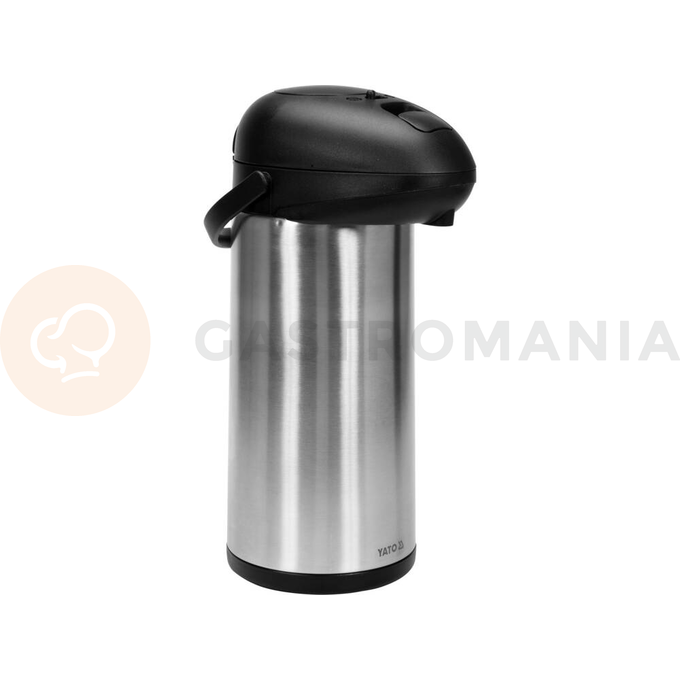 Termos stołowy z pompką marki YATO o pojemności 5,0 L jest starannie wykonany z najwyższej jakości stali nierdzewnej.
Satynowe wykończenie korpusu nadaje mu eleganckiego wyglądu, dzięki czemu doskonale prezentuje się w salach konferencyjnych, restauracjach czy hotelach.
Podwójne ścianki, pomiędzy którymi jest strefa próżniowa, zapewniają doskonałe właściwości termoizolacyjne. Dzięki temu gorące napoje takie jak kawa czy herbata utrzymują wysoką temperaturę przez wiele godzin.
Termos wyposażony jest w pompkę ułatwiającą precyzyjne nalewanie napojów. Natomiast rurka ssąca wykonana jest ze stali nierdzewnej przez co możliwe jest utrzymanie jej w nienagannej czystości bez nadmiernego wysiłku.
Termos YATO posiada także zabezpieczenie przed kapaniem, które zapobiega rozlewaniu się napojów. Wygodny plastikowy uchwyt ułatwia transport termosu. 
Informacje:
• rurka ssąca ze stali nierdzewnej
• obrotowa podstawa
• pompka do nalewania
• uchwyt do przenoszenia
• pojemność: 5 L

 | YG-07019, Termos stołowy z pompką 5 l