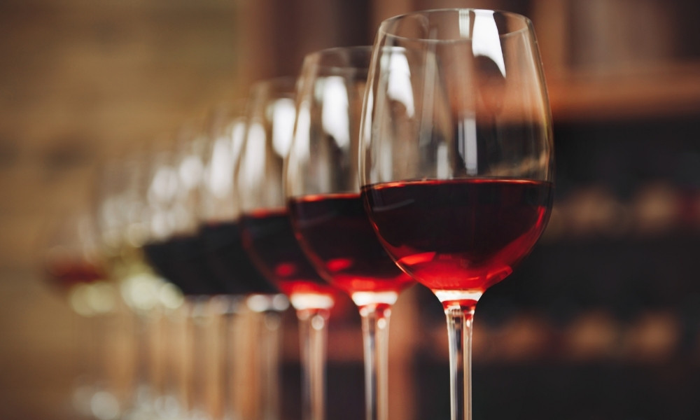 Jak podawać wino w restauracji? Podstawowe zasady dotyczące serwowania tego trunku