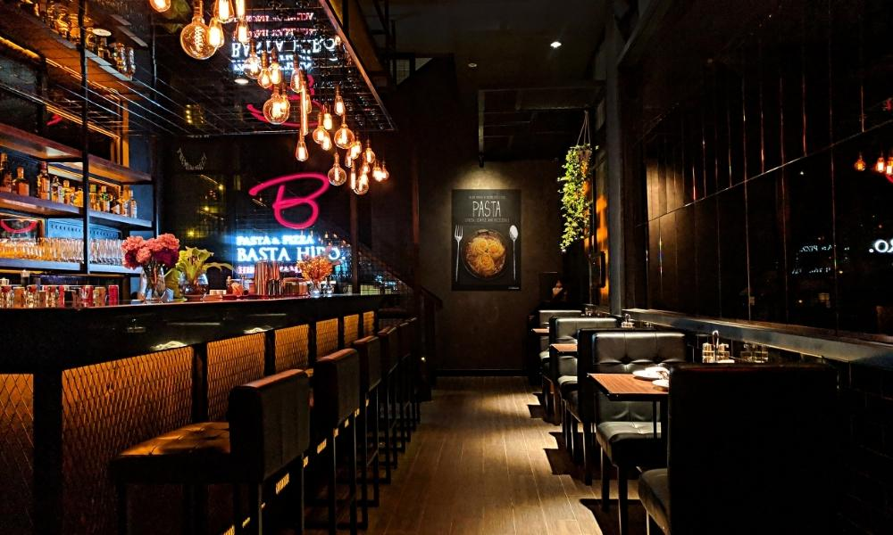 Jak urządzić bar w restauracji? Poznaj kompletną listę elementów wyposażenia!