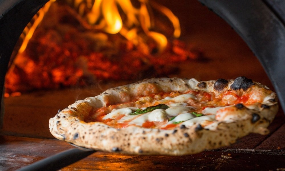 Jaki piec do pizzy wybrać? Przegląd urządzeń dla gastronomii