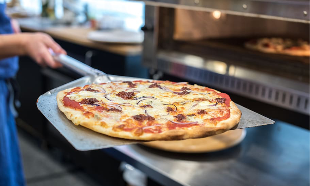 Dlaczego pizza w pizzerii smakuje inaczej niż domowa?