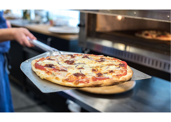 Dlaczego pizza w pizzerii smakuje inaczej niż domowa?