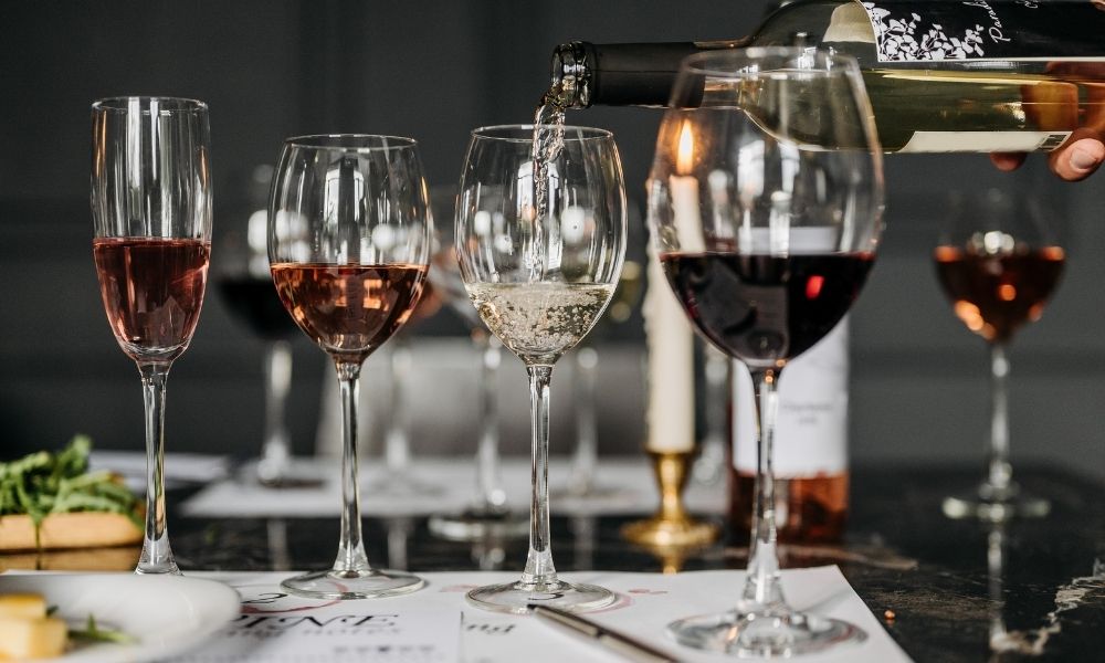 jak podawać wino w restauracji