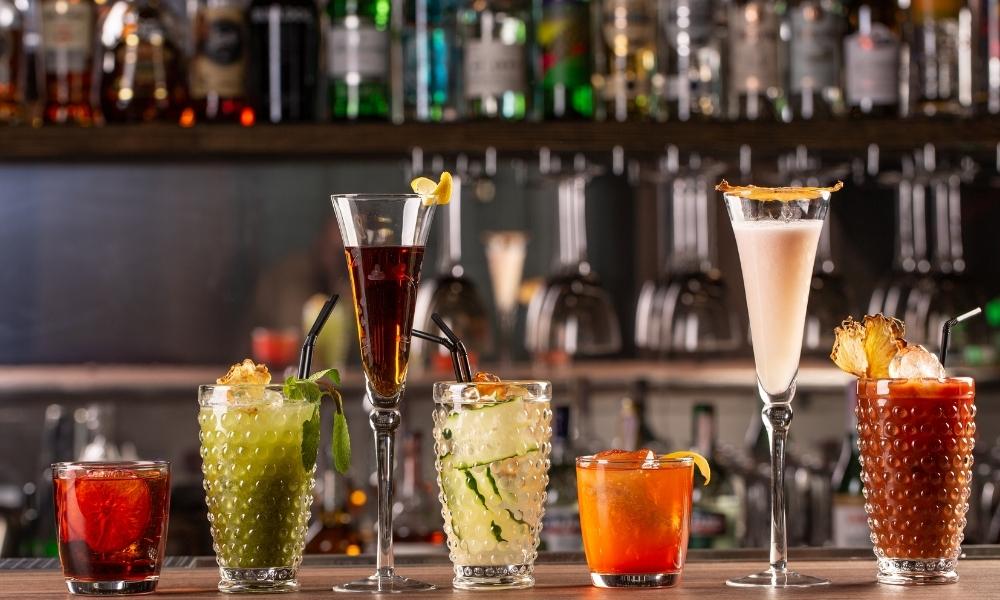 wyposażenie baru w restauracji